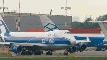 Moskva, ryska federation juli 30, 2021 - transport plan av flygbrofrakt taxning på sheremetyevo flygplats, sida se. boeing 747 på de landningsbanan. flyg begrepp video