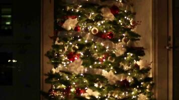 ein Weihnachten Baum ist zündete oben im Vorderseite von ein Fenster video