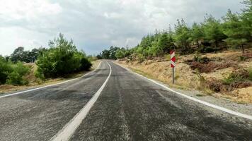 strada viaggio di auto lungo il montagna strade e serpentine su sanset di tacchino. video