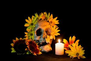 humano cráneo con velas y flores para el día de el muerto foto