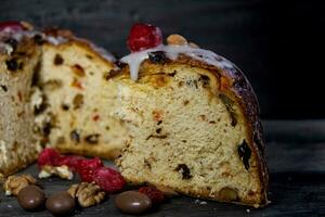 Panettone con frutas para Navidad foto