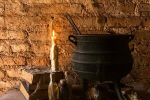 deletrear de bruja noche con velas y maceta con fuego Entre telarañas y antiguo tierra foto