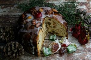 Panettone con frutas para Navidad foto