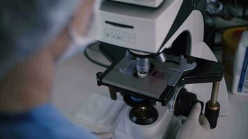 microscopio estudios en el laboratorio video