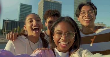 multiethnisch Gruppe von jung glücklich freunde nehmen ein Selfie, Aussicht von das Kamera im schleppend Bewegung. video