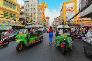 bangkok, tailandia, 22 dic 2018 ,tuktuk es el nombre de tailandés tradicional taxi.chinatown es famoso punto de referencia foto