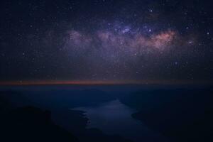 hermosa imágenes de el lechoso camino estrellas a noche. foto