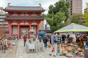 osaka, Japón - 21 nov 2018 - pulga mercado en mierdanoji templo ,cada 21 y 22 dias de cada mes foto