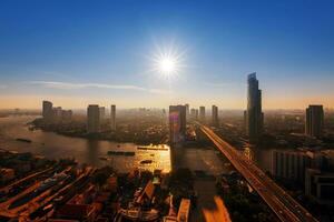 chao phraya río y alto edificio foto