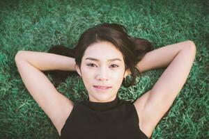 joven mujer relajante, al aire libre retrato foto