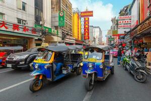 bangkok, tailandia, 22 dic 2018 ,tuktuk es el nombre de tailandés tradicional taxi.chinatown es famoso punto de referencia foto