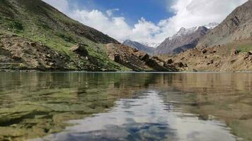 uma silencioso água lago dentro a vale rodovia entre leh e manali, deepak lugares para Visita dentro comprimento da tecla. video