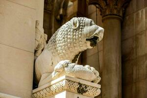 un león estatua es en el lado de un edificio foto