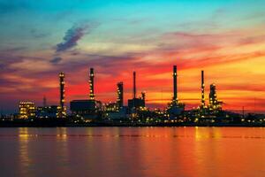 petróleo refinería en el Mañana foto