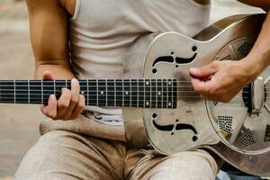 un persona jugando un acústico guitarra foto