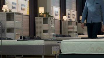masculino cliente elegir ortopédico colchón y cama a mueble Tienda video