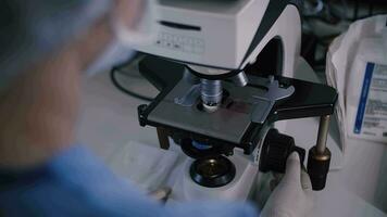 microscópio estudos dentro a laboratório video