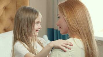 schattig weinig meisje knuffelen haar moeder met haar ogen Gesloten video