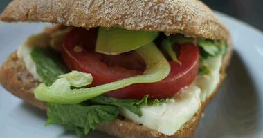 friska hela måltid ost smörgås med grönsaker video