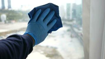 pov Disparo de hombre mano en guantes limpieza ventana vaso con un toalla video