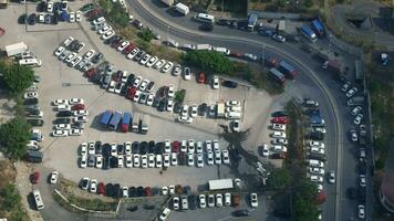 parte superior ver de carros estacionamiento en al aire libre estacionamiento zona en brillante soleado día. video