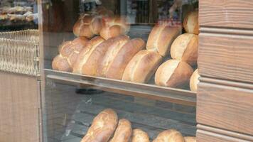 gebakken gebak met glazen raam in de bakkerij, video