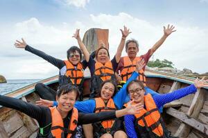 viajero grupo ese son grande familia disfrutar en el barco foto