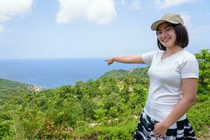 mujer turista en punto de vista a koh tao foto