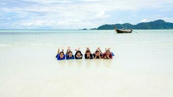 contento familia acostado juntos en el playa, Tailandia foto