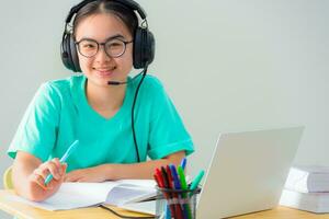 asiático joven mujer estudiante sonrisa y mirando arriba foto