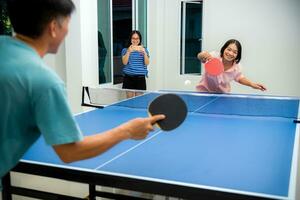 Pareja divertido jugando mesa tenis interior juntos foto