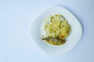 indonesio tradicional alimento, amarillo condimentado pescado peda en un blanco antecedentes foto