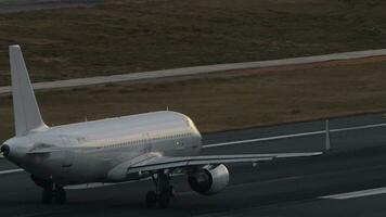 passeggeri aereo accelerando prima decollare su il pista di decollo a tramonto. turismo e viaggio concetto. aereo partenza video