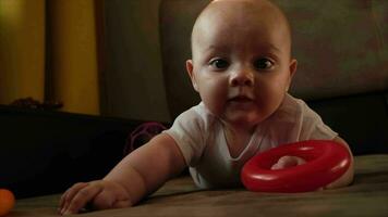 infantil deitado em sofá com em desenvolvimento brinquedos. video