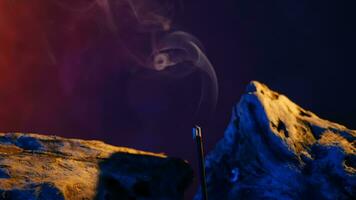 queimando incenso bastão com colorida fumaça durante meditação. video
