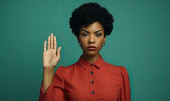 mujer negro con confianza mostrando un detener mano firmar, ai generativo. foto