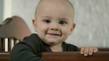 Porträt von glücklich Kleinkind Junge Stehen im Baby Krippe. video