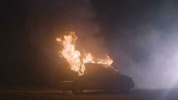 brûlant voiture lent mouvement. voiture sur Feu. transport explosion. thème de criminel vengeance et ensemble Feu à Quelqu'un autre auto. video