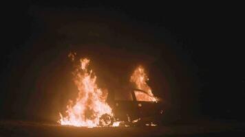 brandend auto breed schot. auto- Aan brand Bij nacht. vervoer explosie. video