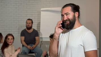barbuto maturo uomo d'affari parlando nel il Telefono con gioia video