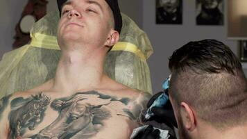glissement coup de une Beau Jeune homme avoir le sien bras tatoué video