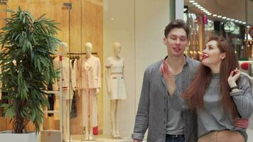 Jeune couple en marchant à le achats centre commercial, profiter saisonnier Ventes video