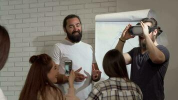 bedrijf mensen gebruik makend van virtueel realiteit bril gedurende conferentie Bij de kantoor video