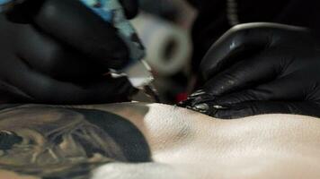professionnel tatoueur fabrication une tatouage dans poitrine de le sien client video