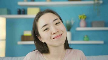 närbild porträtt av söt och attraktiv ung asiatisk kvinna. video