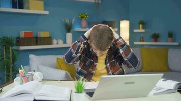 insatisfeito estudante. depressivo parece às a Câmera. video