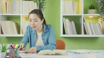 gladde sig asiatisk ung kvinna studerande. video