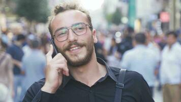 glücklich Mann Herstellung Telefon Anruf auf das Straße. video