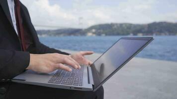 focalizzata uomo Lavorando a partire dal il computer portatile. lento movimento. video