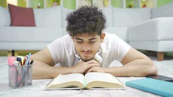 de cerca de masculino estudiante leyendo un libro. video